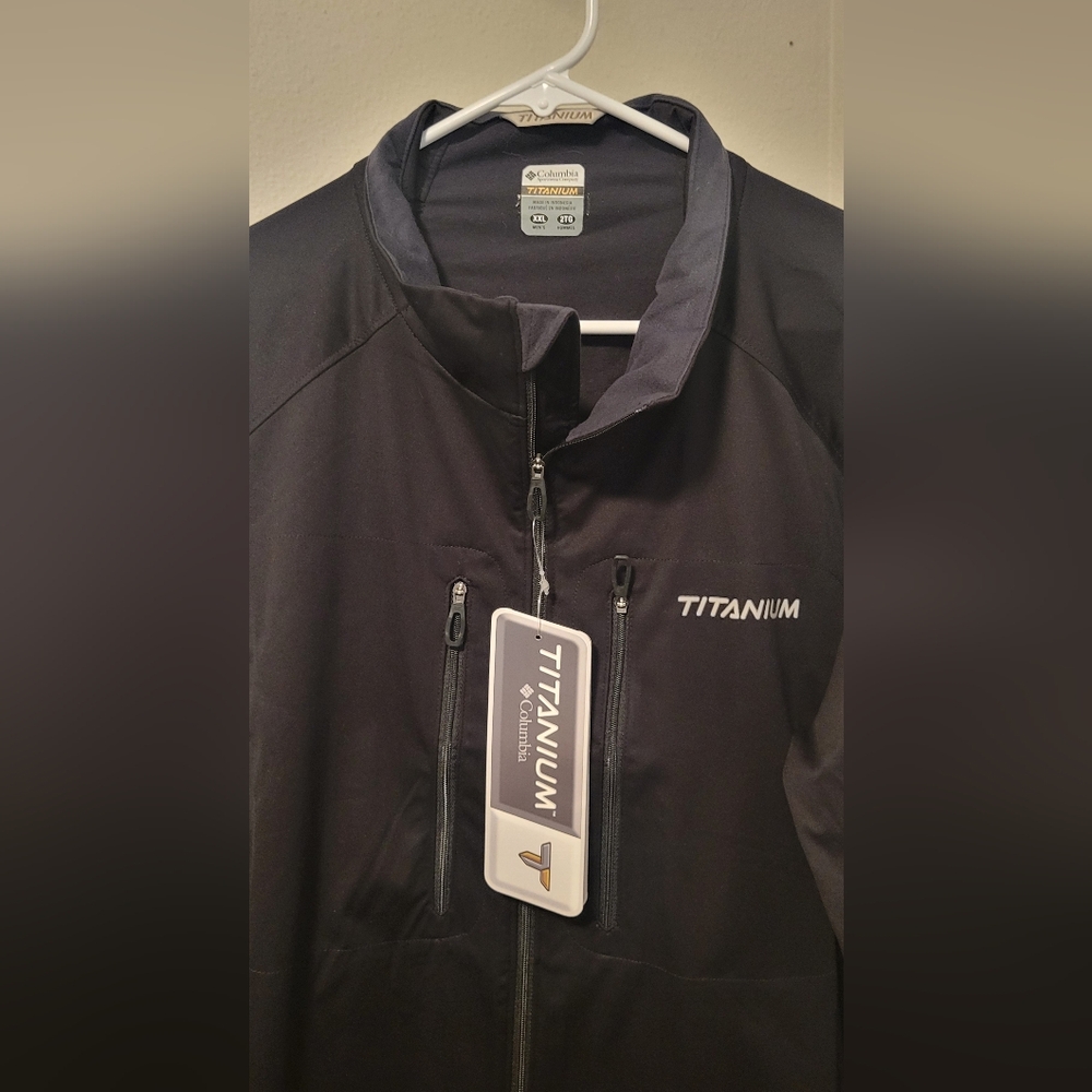 Columbia Titanum HighTail Black Windbreaker - Picture 2 of 15